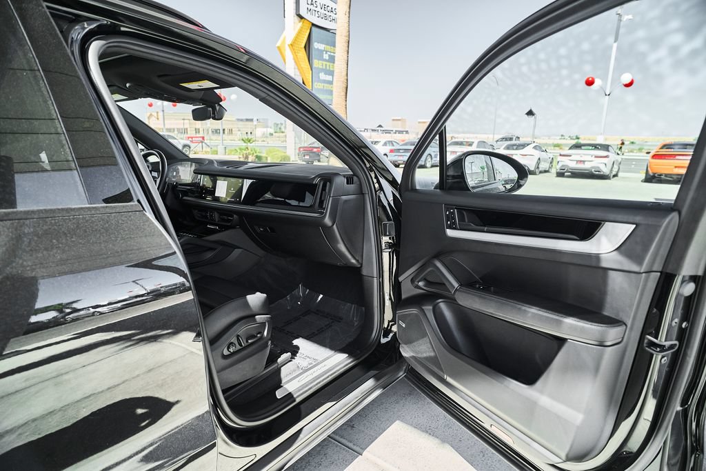 Used 2024 Porsche Cayenne AWD/4WD image 11