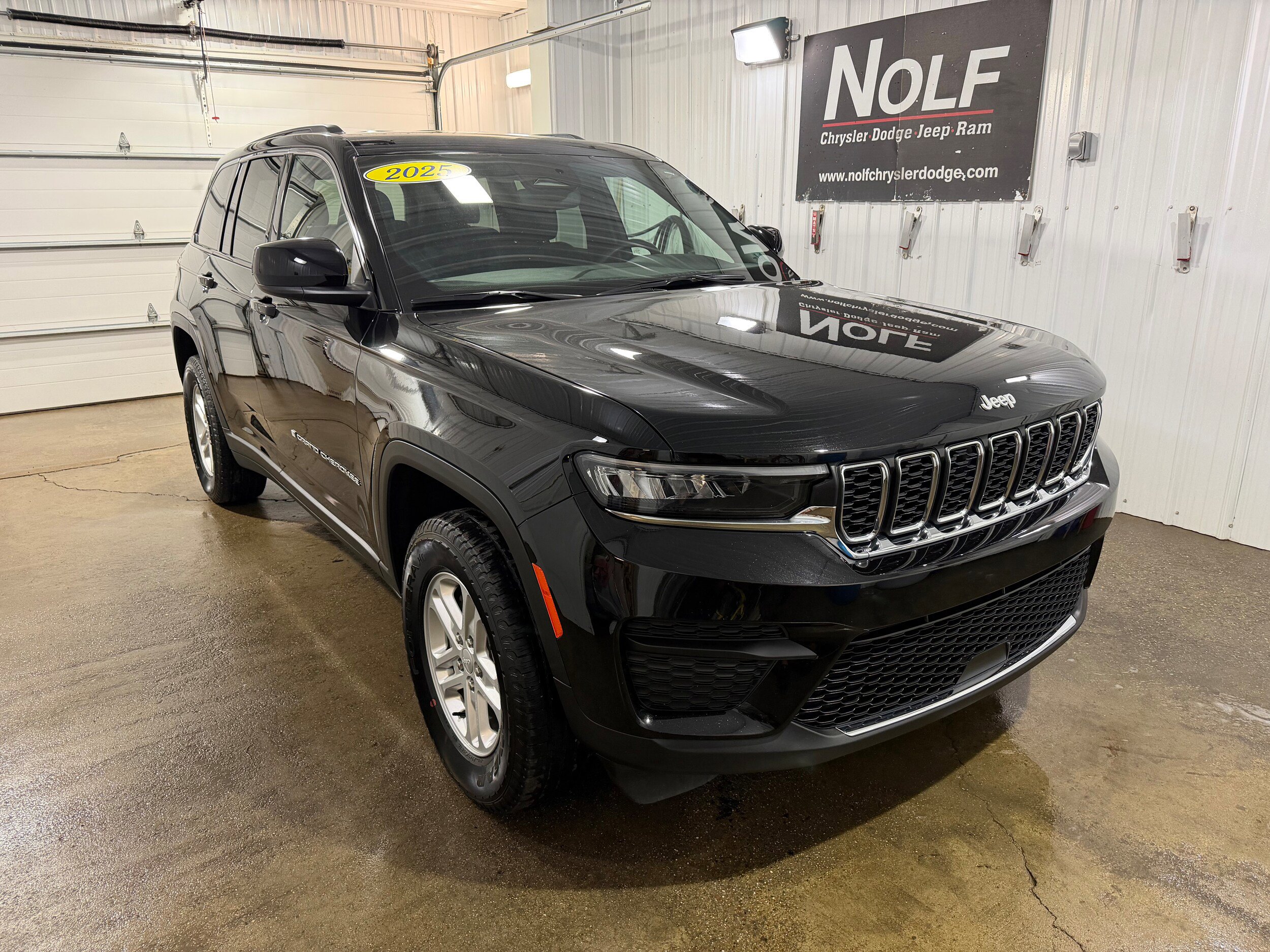 Used 2025 Jeep Grand Cherokee Laredo AWD/4WD image 2