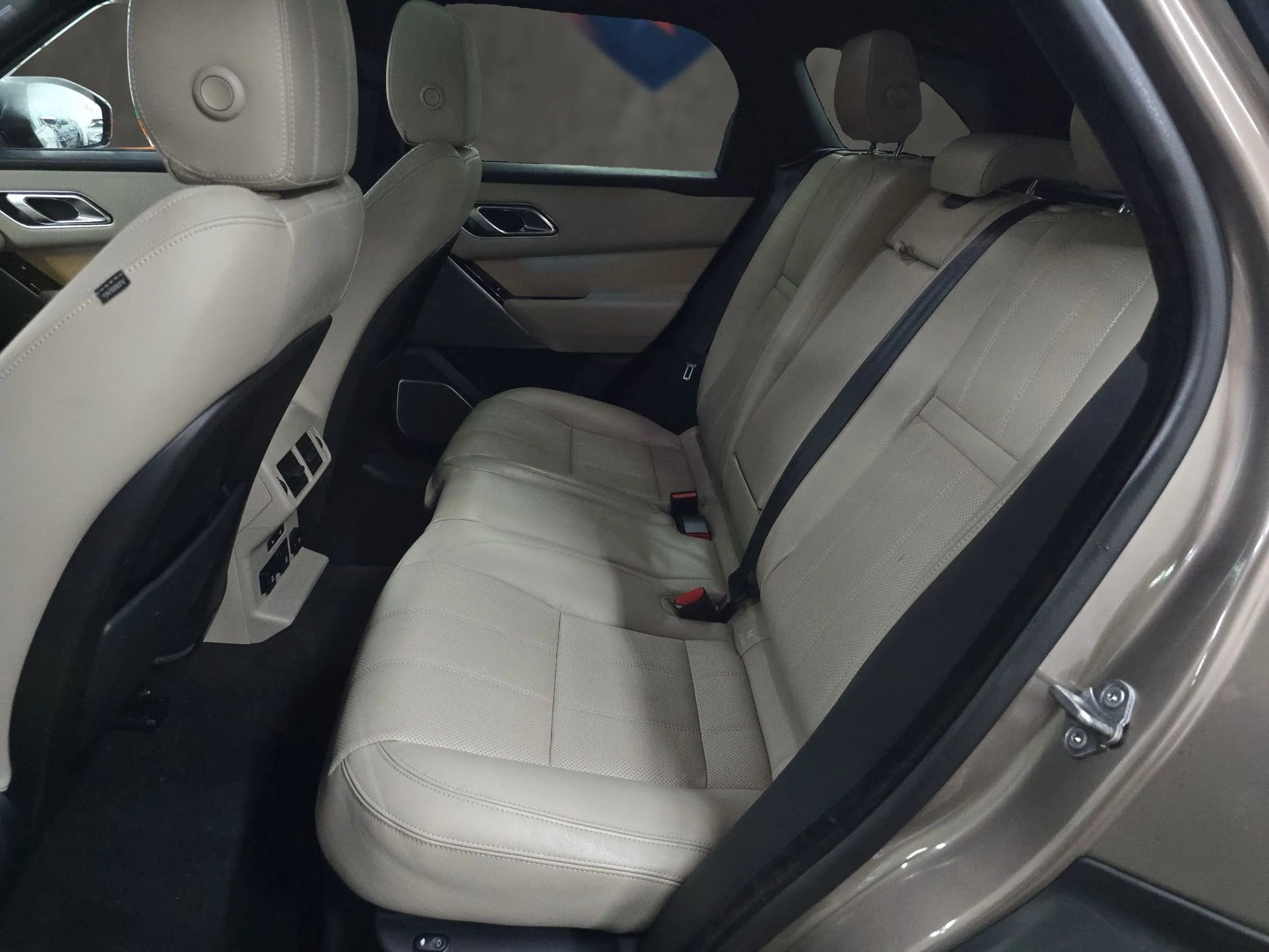 Used 2018 Land Rover Range Rover Velar R-Dynamic SE image 33