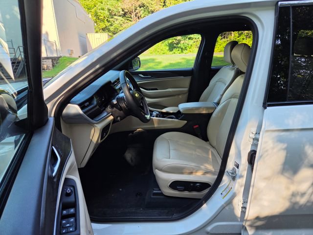 Used 2023 Jeep Grand Cherokee Limited w/ Luxury Tech Group II AWD/4WD image 13