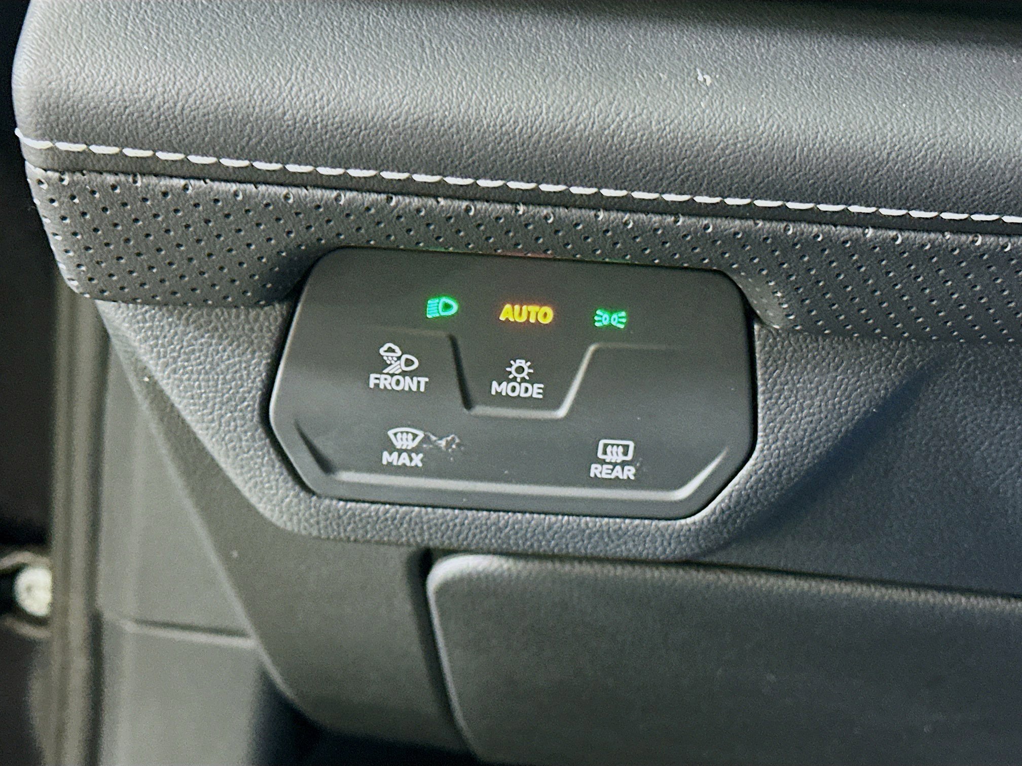 Used 2025 Volkswagen Atlas SE image 17