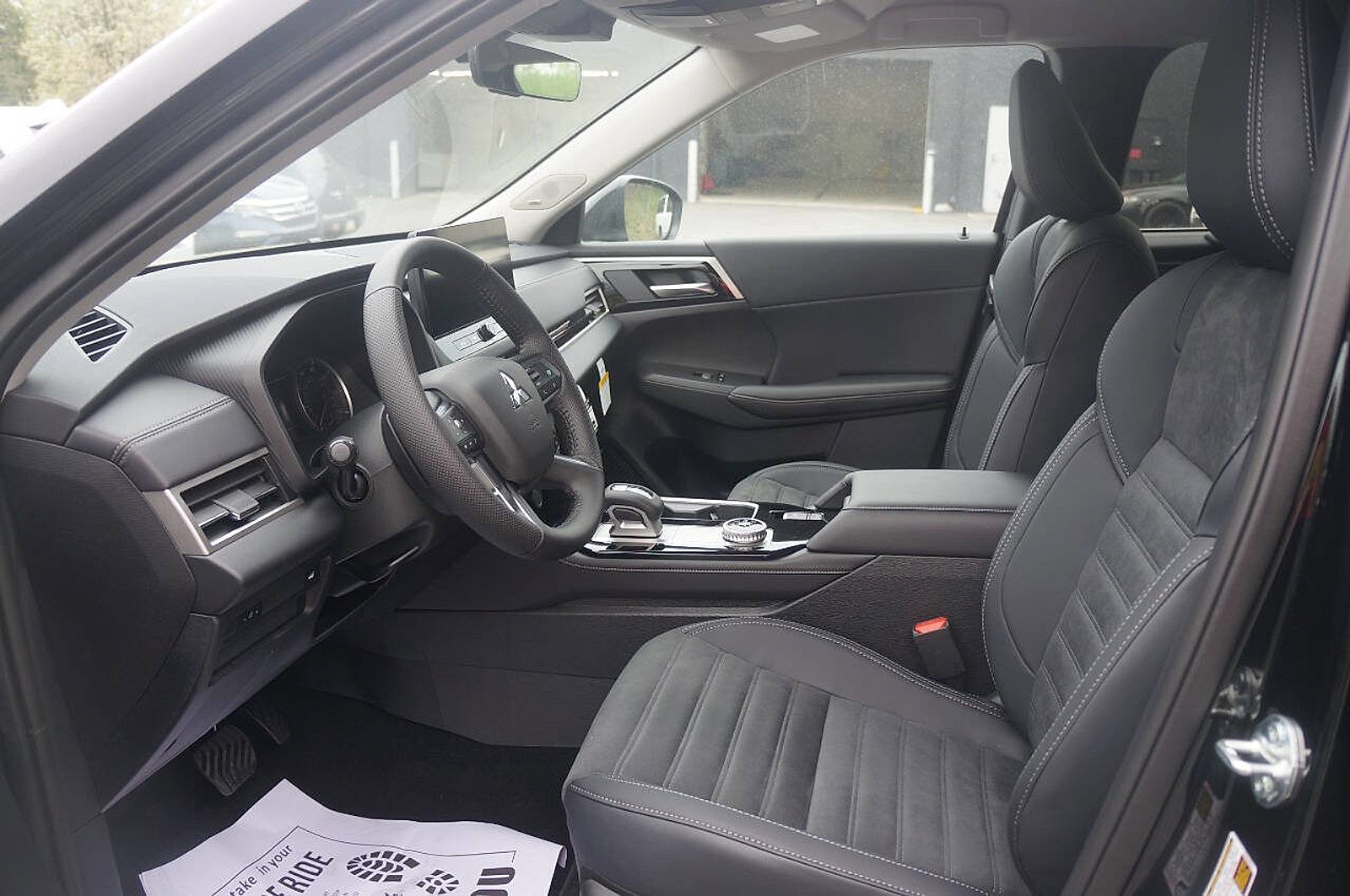 New 2025 Mitsubishi Outlander SE image 12