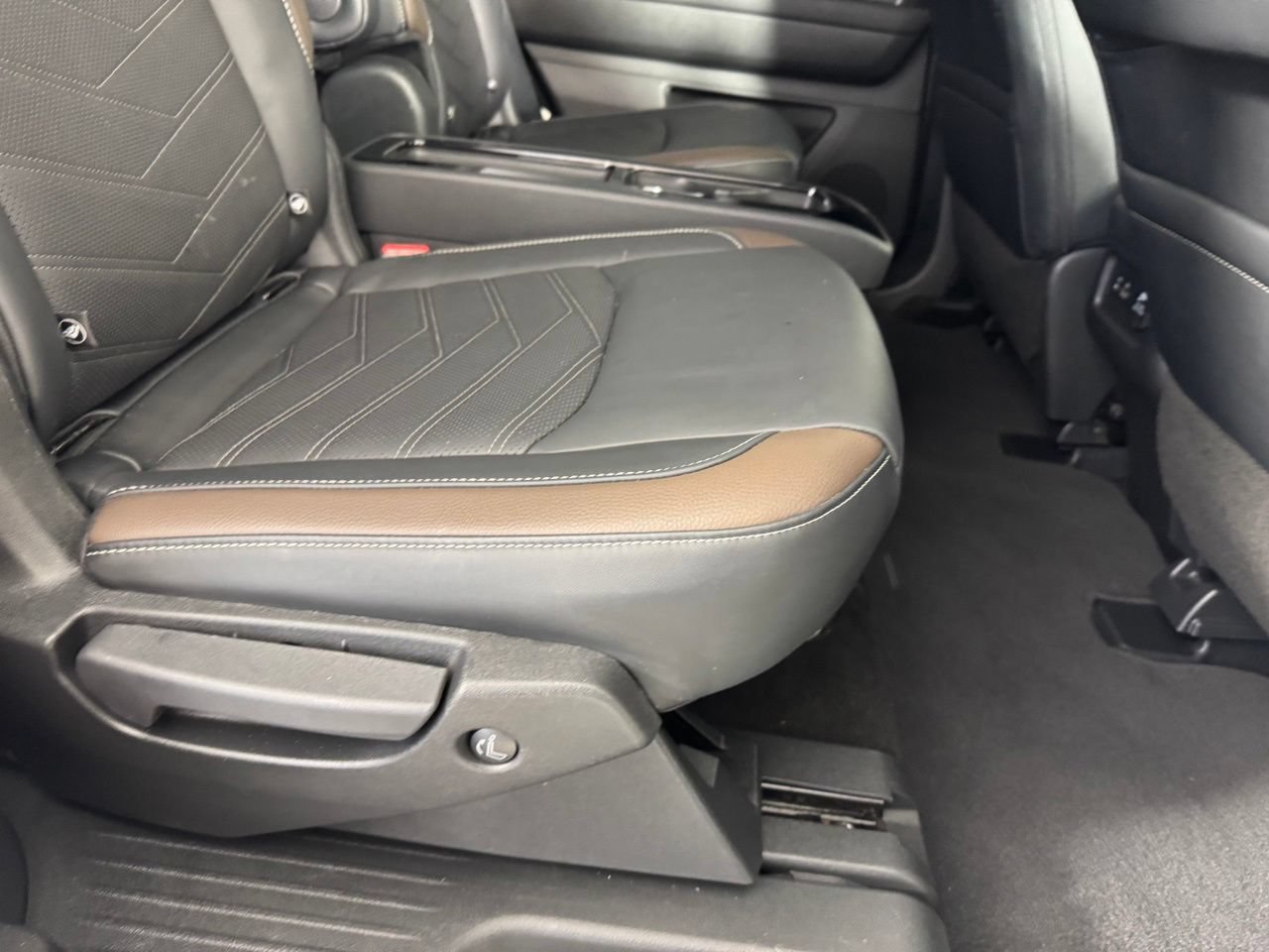 Used 2023 Nissan Pathfinder Platinum AWD/4WD image 31