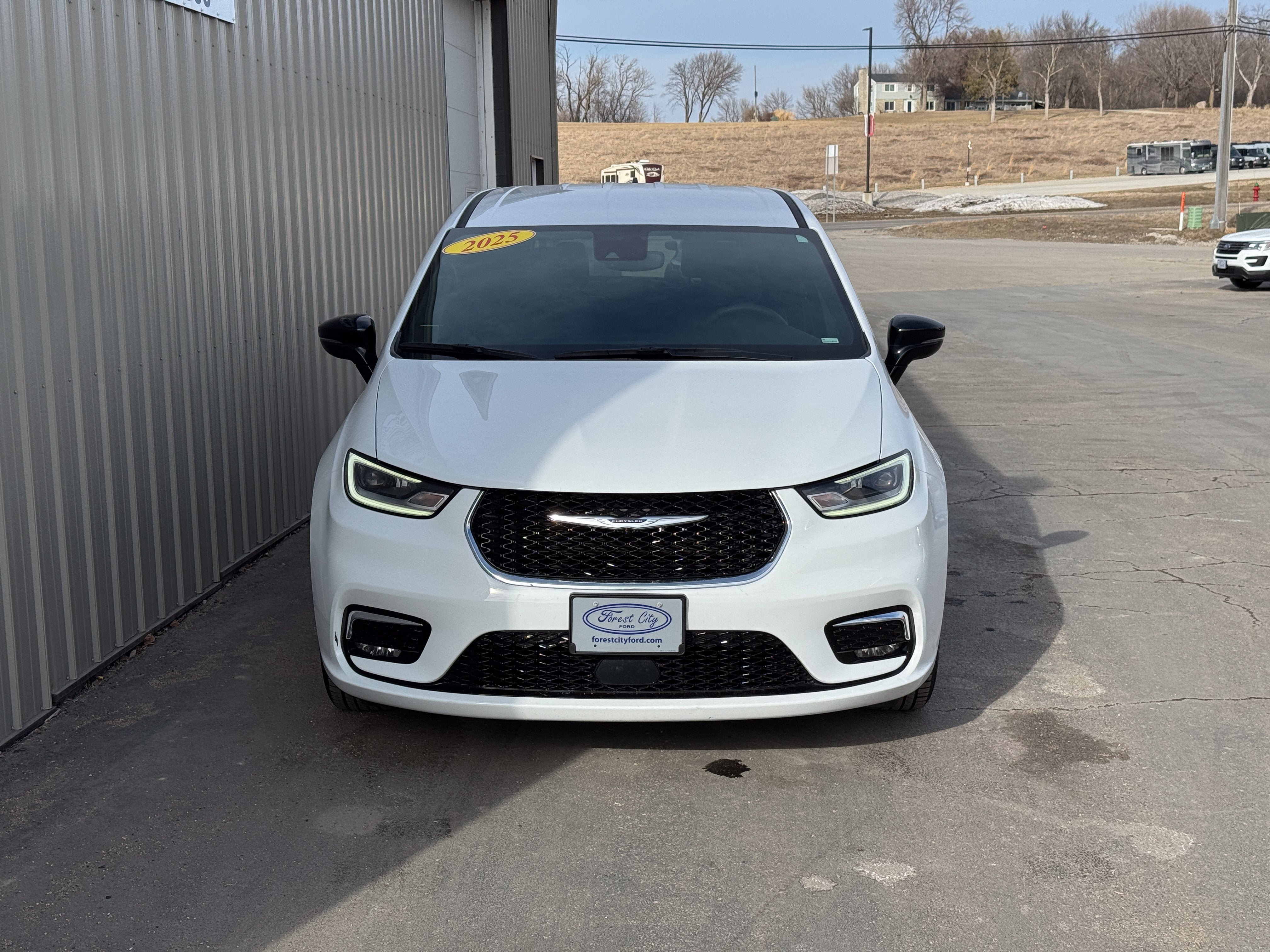 Used 2025 Chrysler Pacifica Select FWD image 3