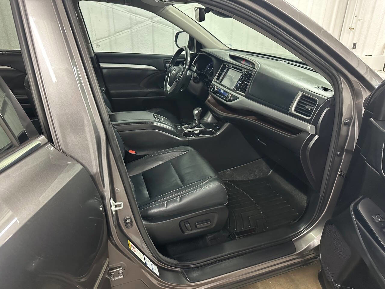 Used 2018 Toyota Highlander XLE image 39