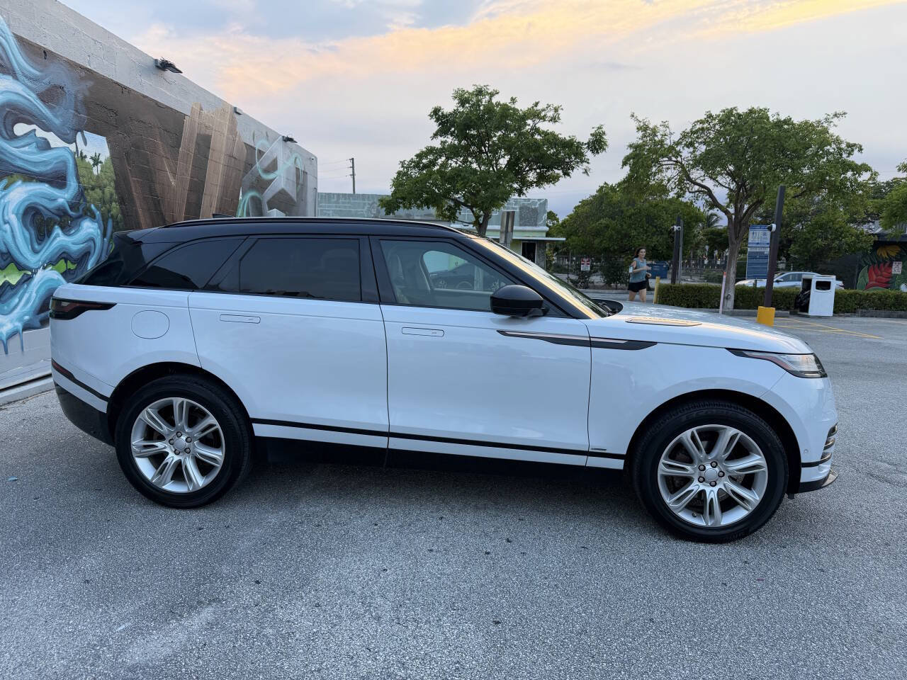 Used 2018 Land Rover Range Rover Velar R-Dynamic SE AWD/4WD image 6