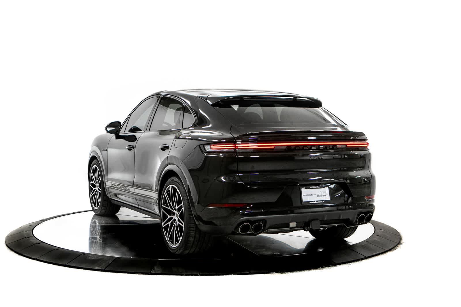 Certified 2025 Porsche Cayenne Turbo AWD/4WD image 3