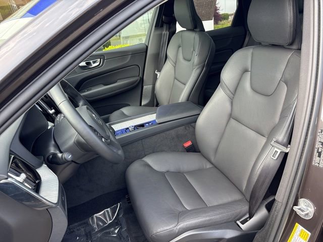 Used 2025 Volvo XC60 B5 Plus AWD/4WD image 18