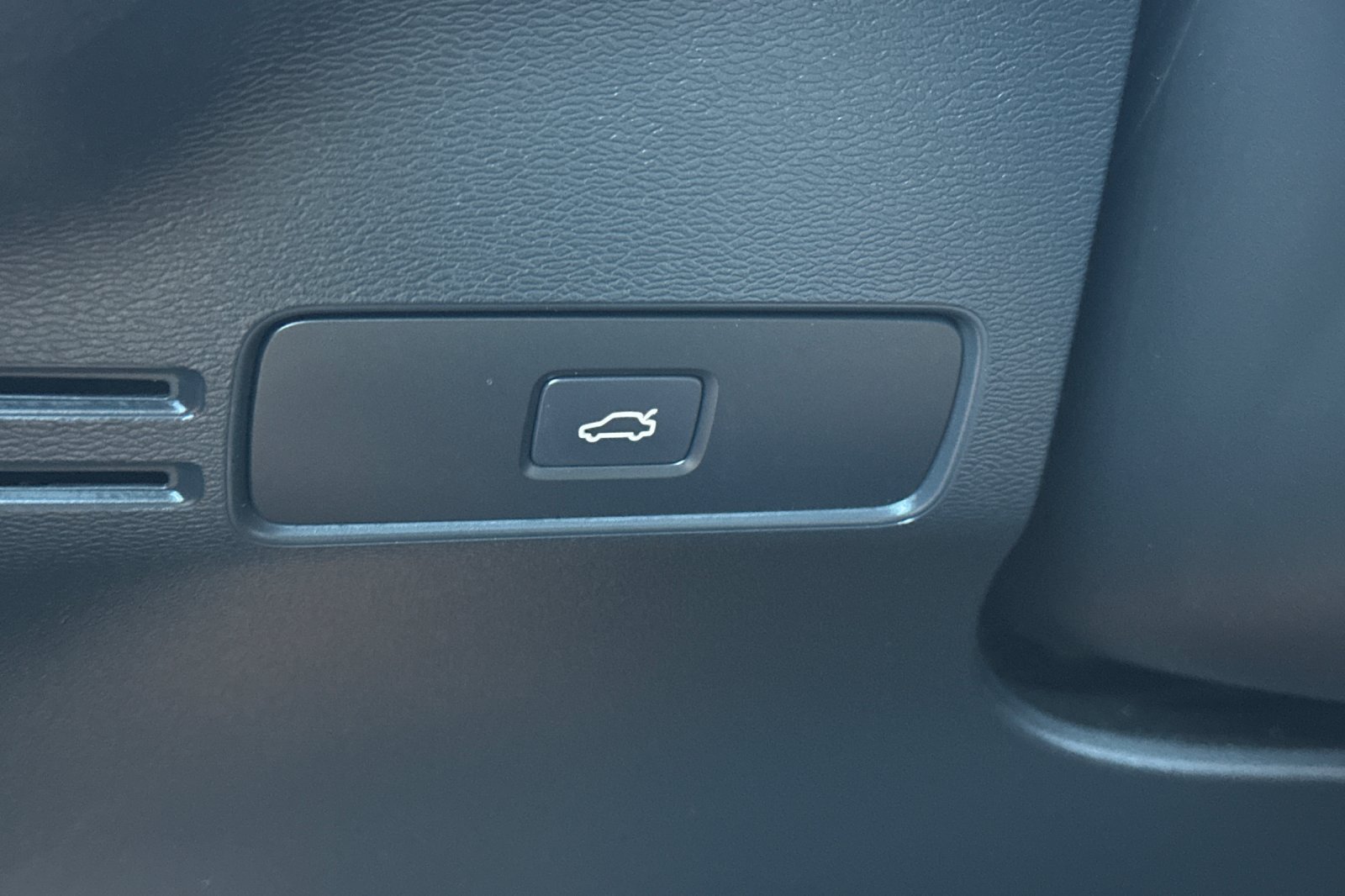 Certified 2023 Volvo C40 P8 Recharge Plus w/ Climate Package AWD/4WD image 32