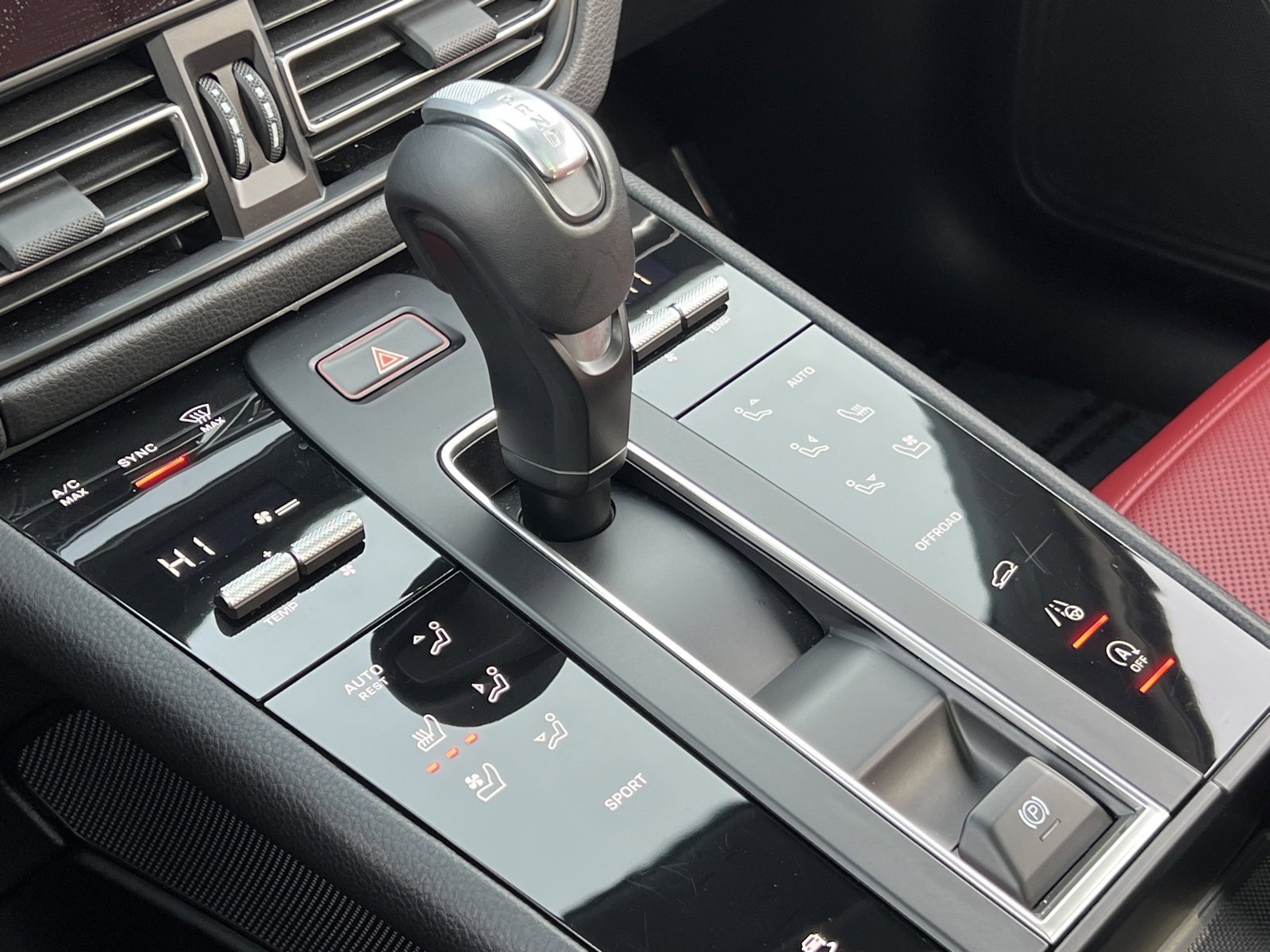 Certified 2024 Porsche Macan image 28