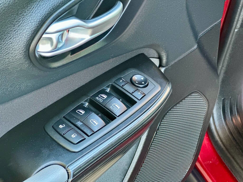 Used 2014 Jeep Cherokee Latitude AWD/4WD image 11