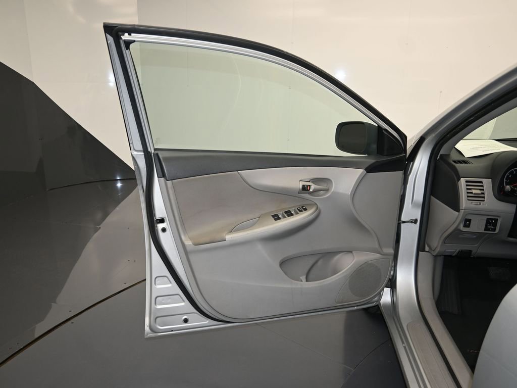 Used 2013 Toyota Corolla LE FWD image 10