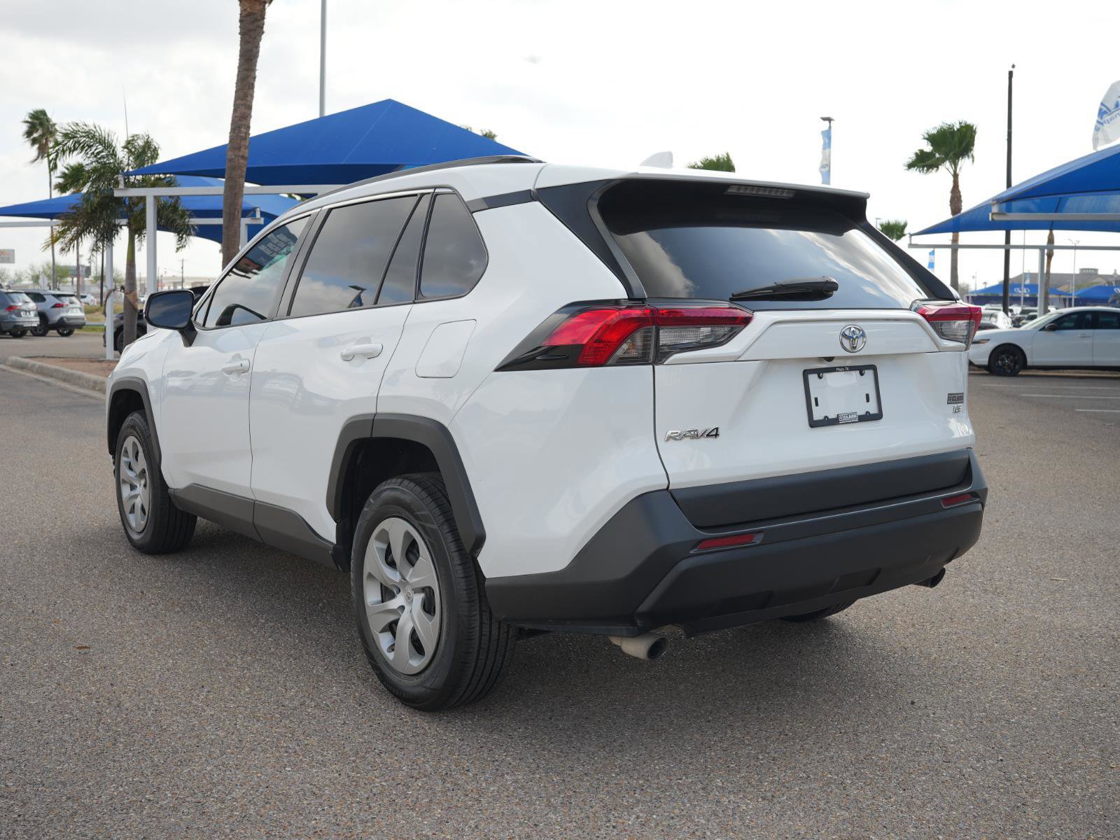 Used 2021 Toyota RAV4 LE image 9
