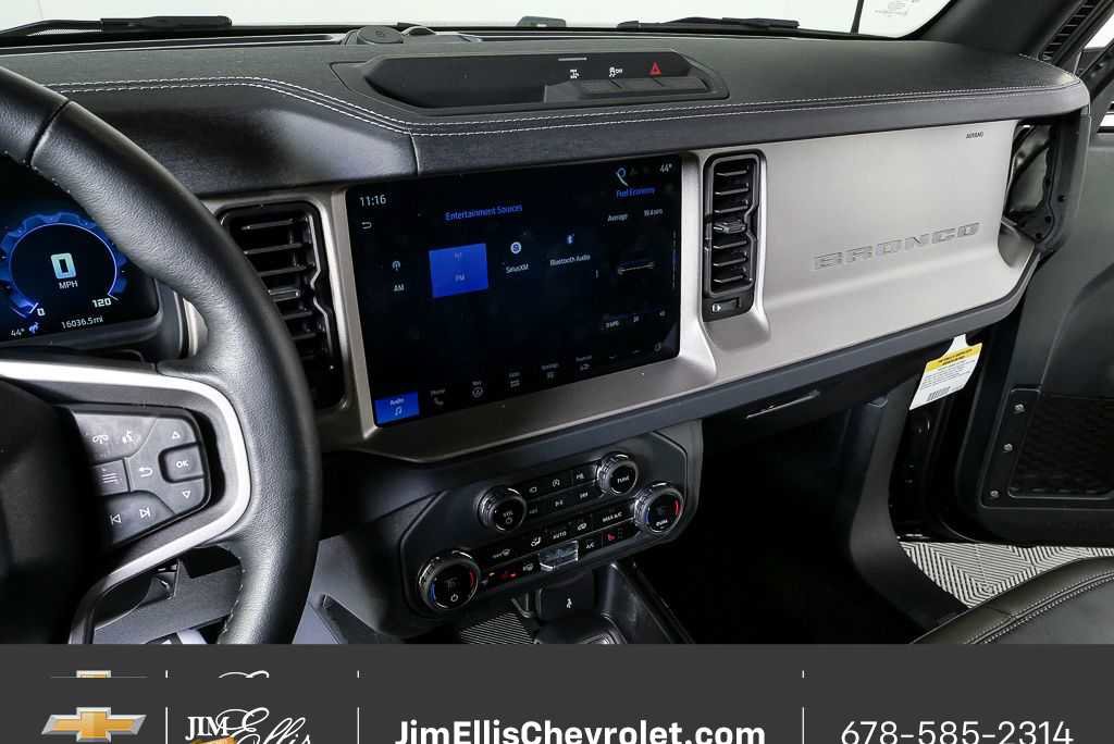 Used 2025 Ford Bronco Outer Banks image 13