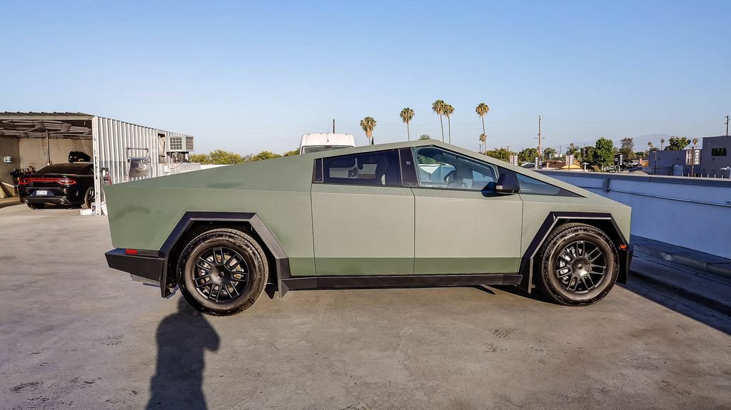 Used 2025 Tesla Cybertruck AWD Crew Cab image 13