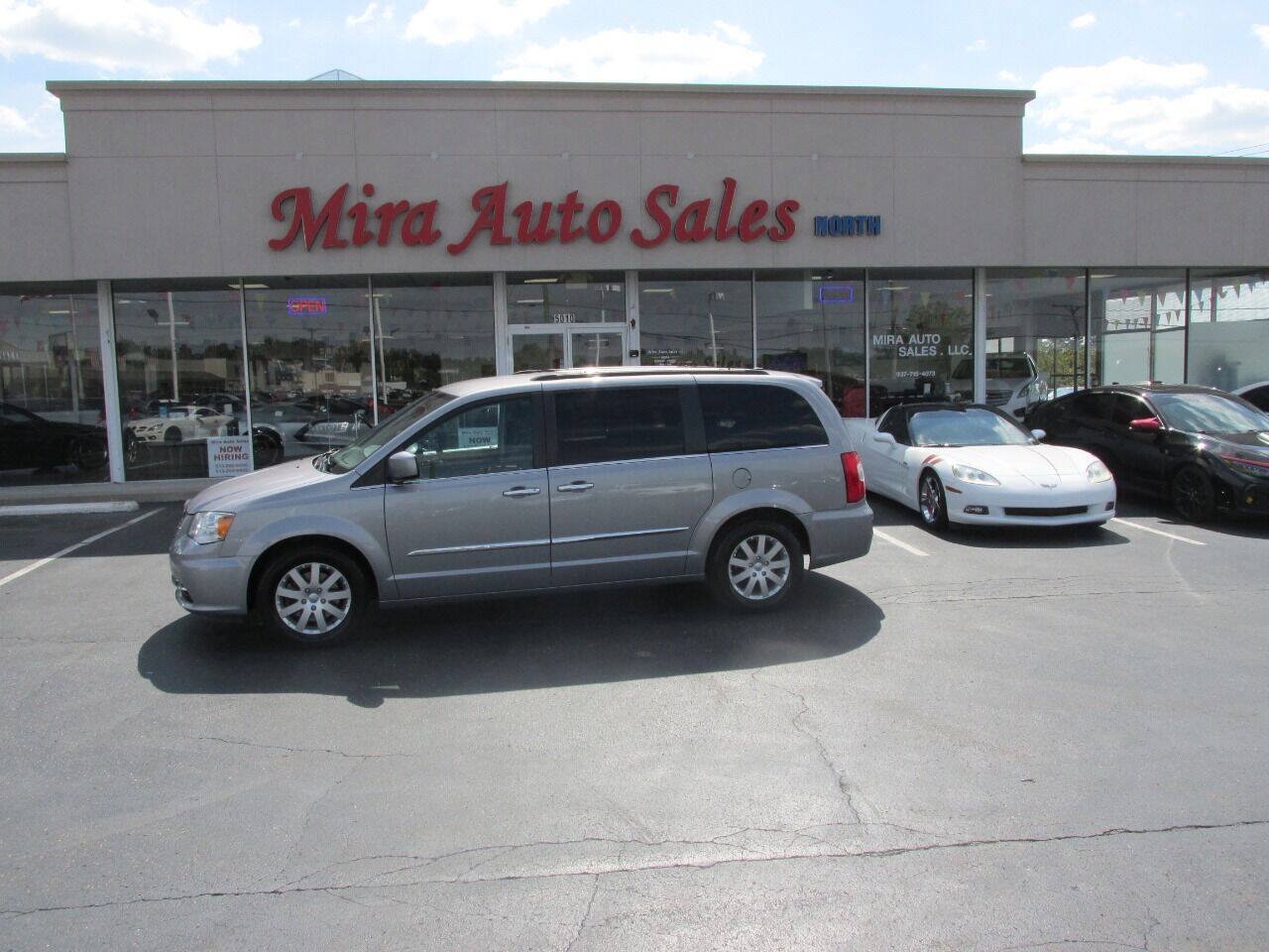 Used 2015 Chrysler Town & Country Touring w/ Driver Convenience Group FWD image 2