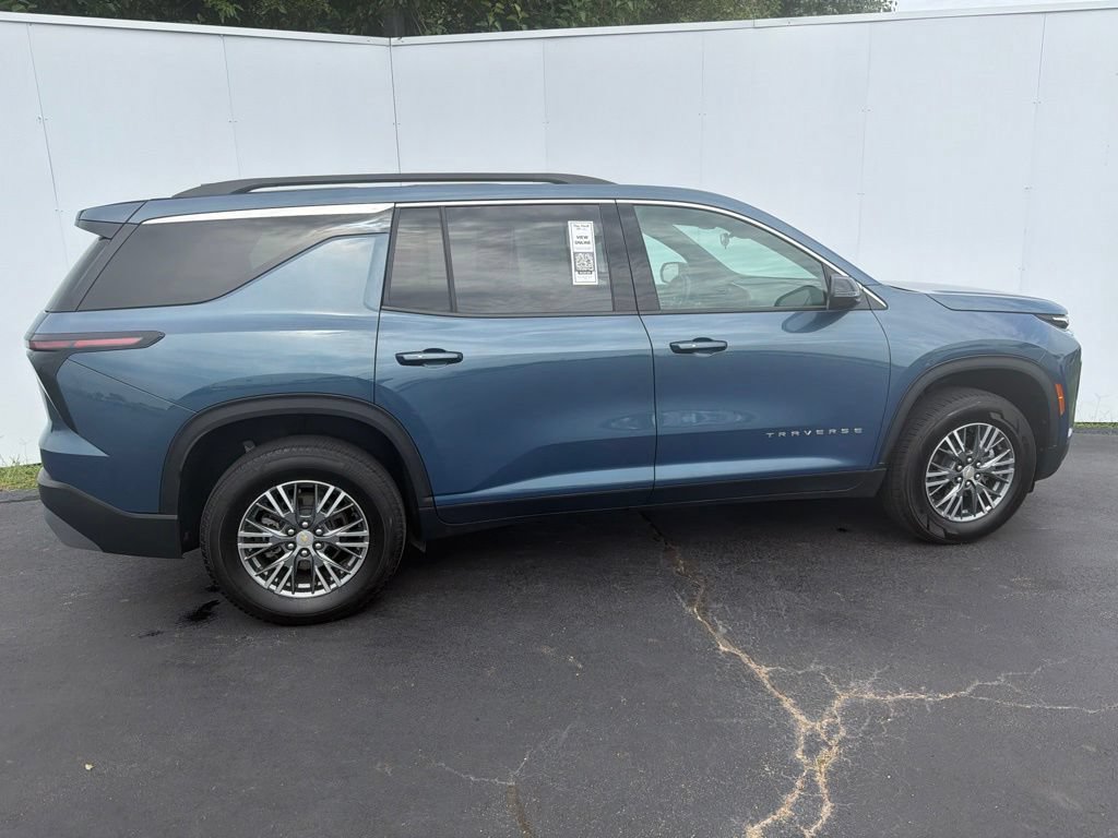 Used 2025 Chevrolet Traverse LT AWD/4WD image 3