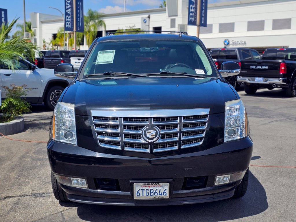 Used 2012 Cadillac Escalade Luxury RWD image 4