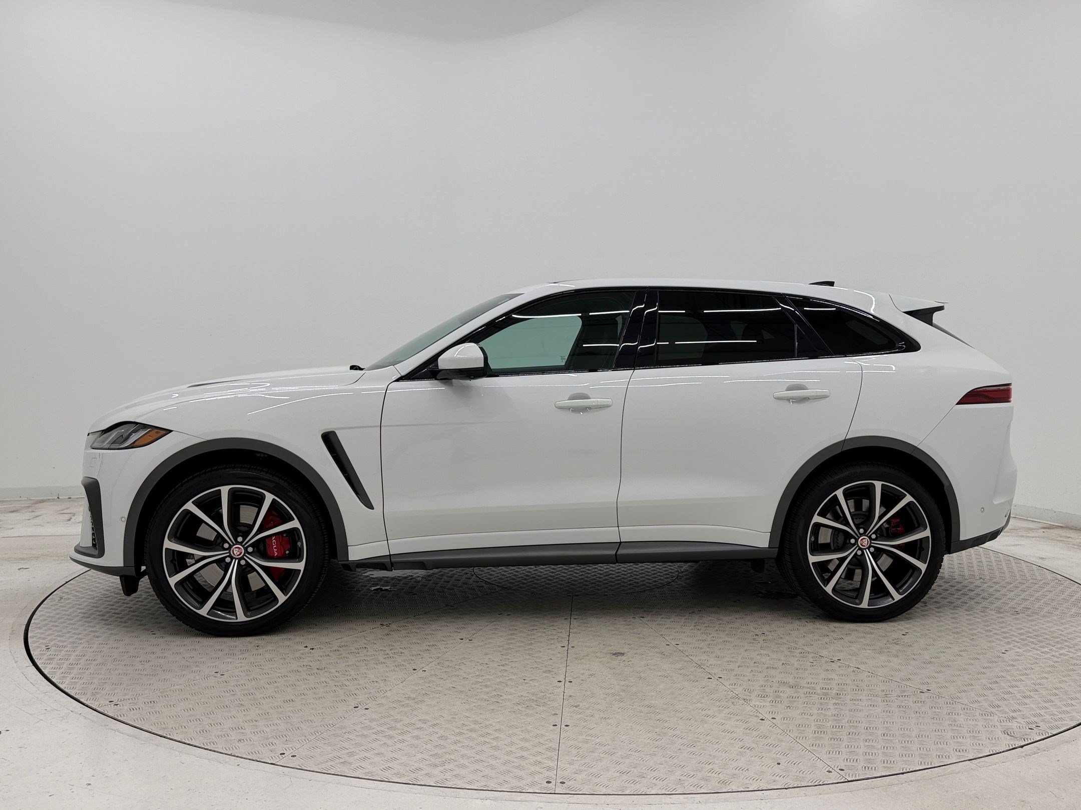 Used 2023 Jaguar F-PACE SVR AWD/4WD image 2