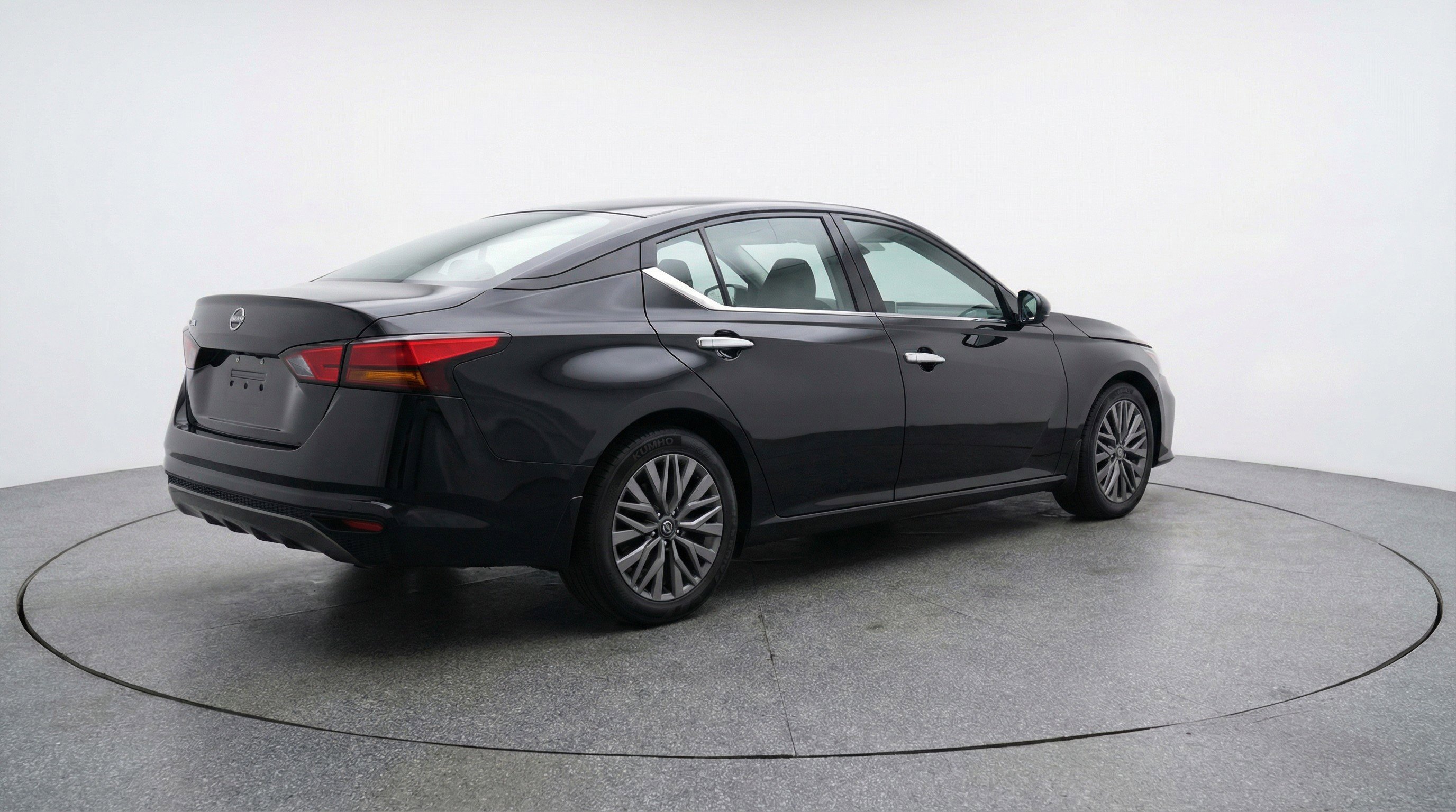 Used 2025 Nissan Altima 2.5 SV image 9