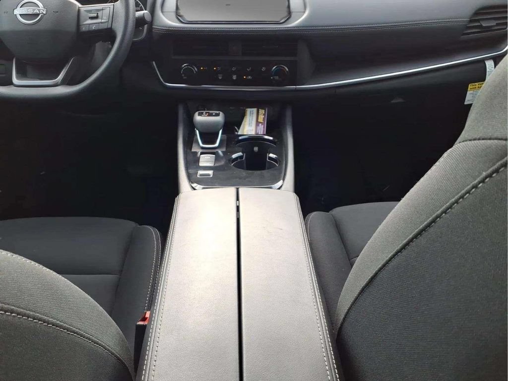 Used 2025 Nissan Rogue S FWD image 11