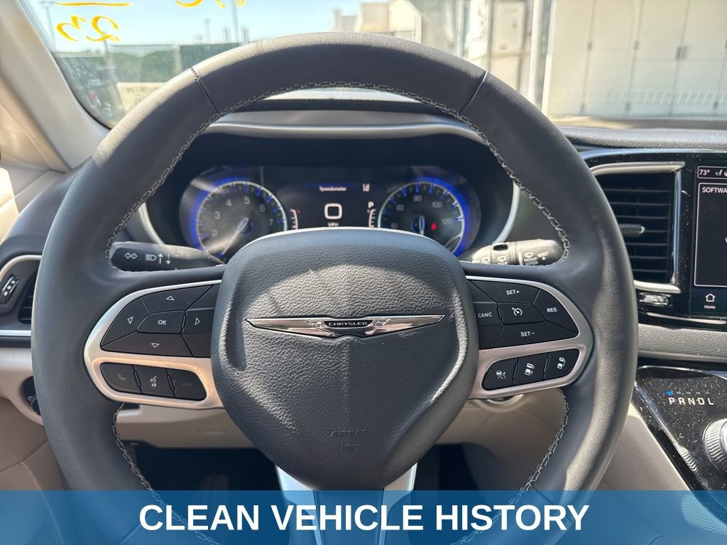 Used 2023 Chrysler Pacifica Touring-L FWD image 3