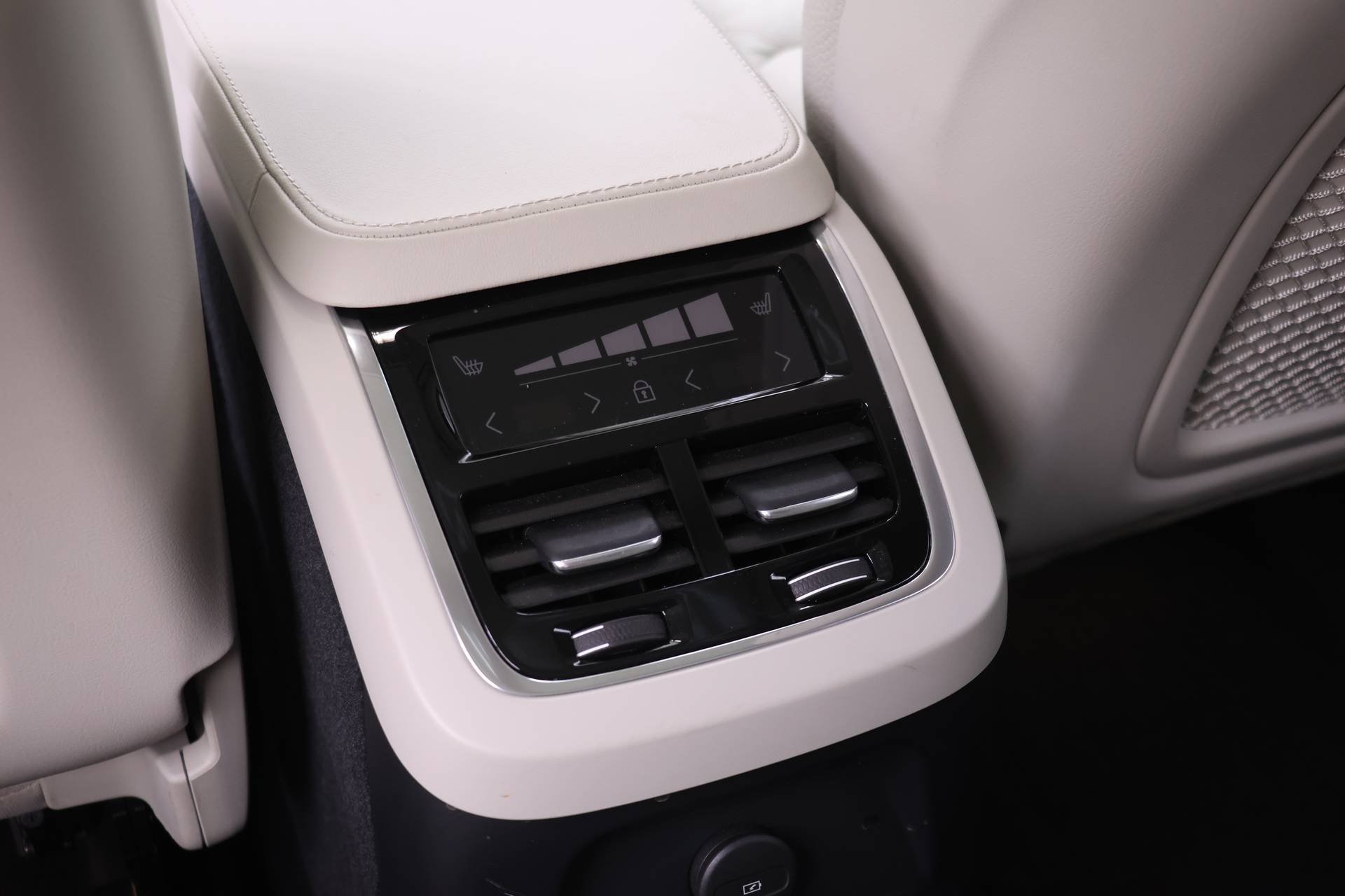 Certified 2025 Volvo XC90 T8 Plus w/ Protection Package Premier AWD/4WD image 15