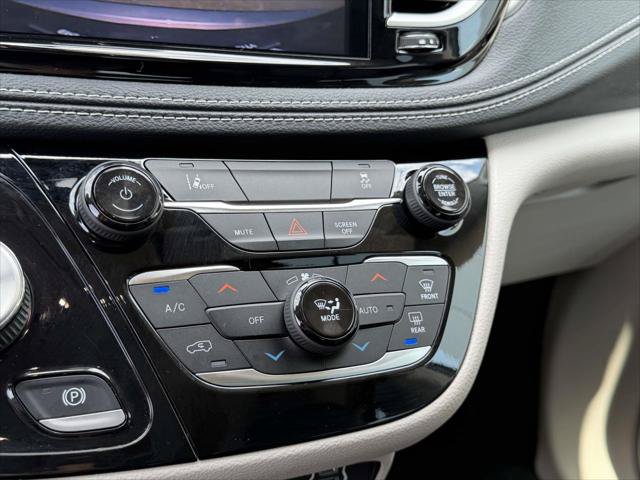 Used 2022 Chrysler Pacifica Touring-L FWD image 31