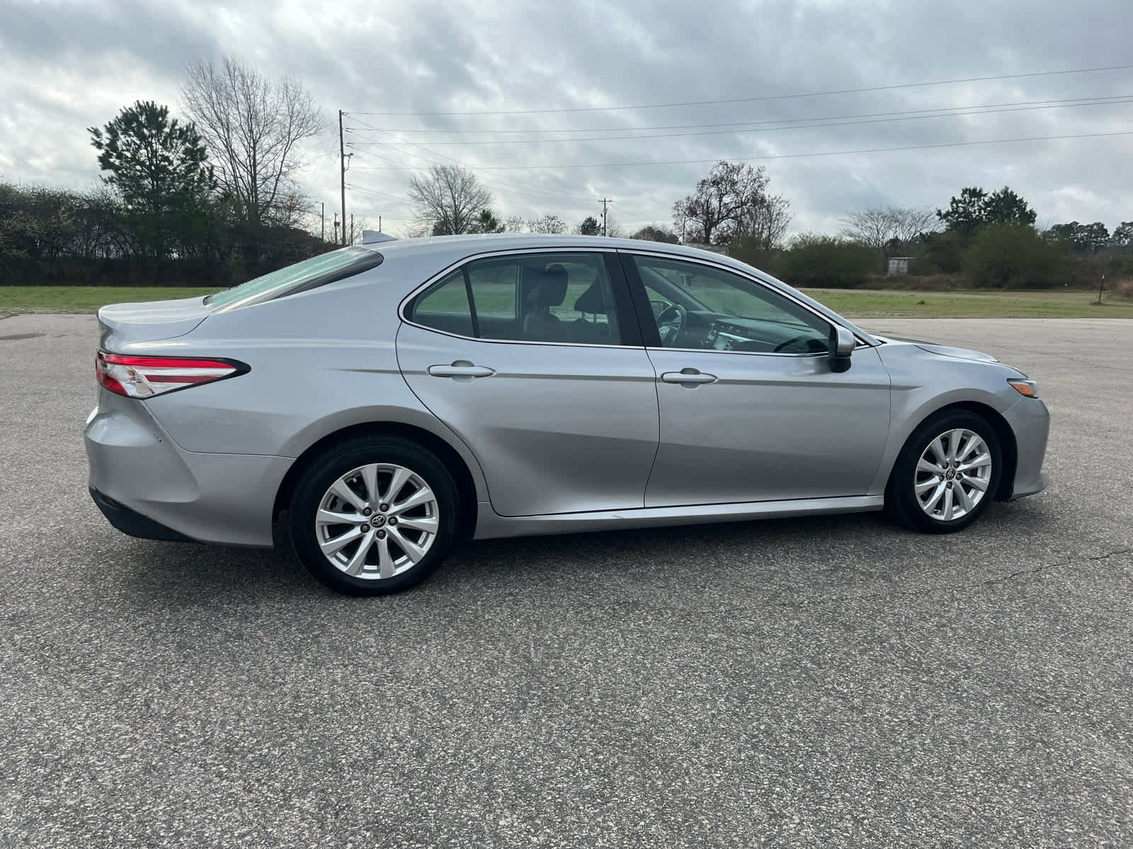 Used 2020 Toyota Camry LE image 6