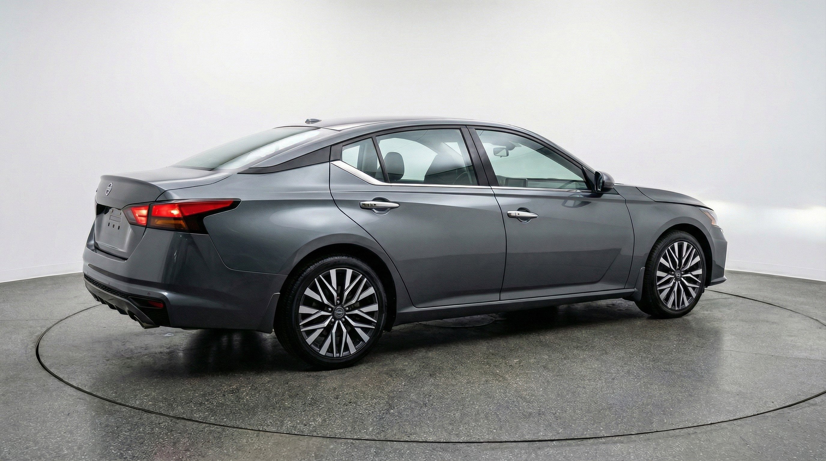 Used 2025 Nissan Altima 2.5 SV image 9