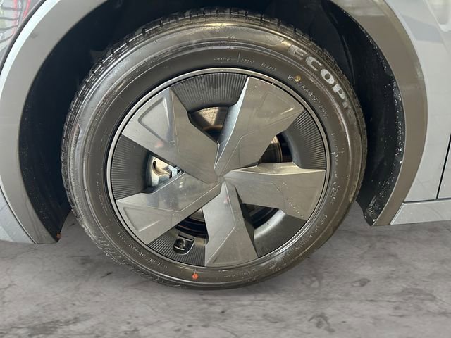 Used 2025 Toyota Prius LE image 9