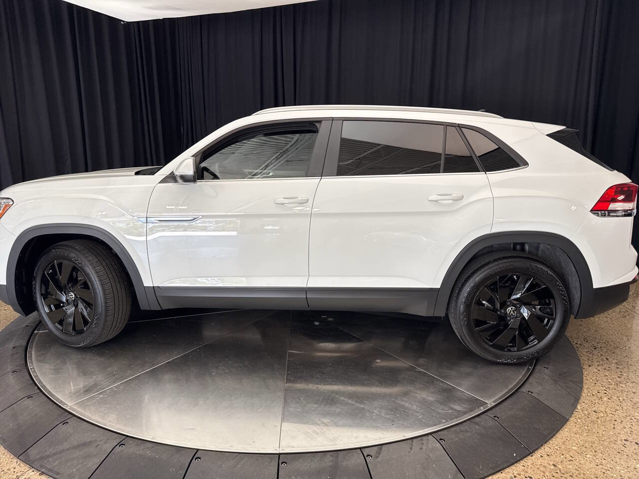 Used 2024 Volkswagen Atlas Cross Sport SE w/ Panoramic Sunroof Package image 4