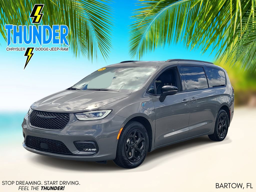 Used 2025 Chrysler Pacifica Premium image 2