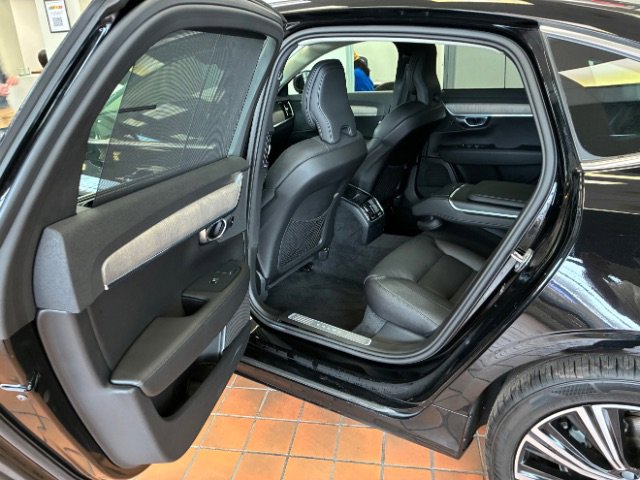 Used 2023 Volvo S90 B6 Plus image 25