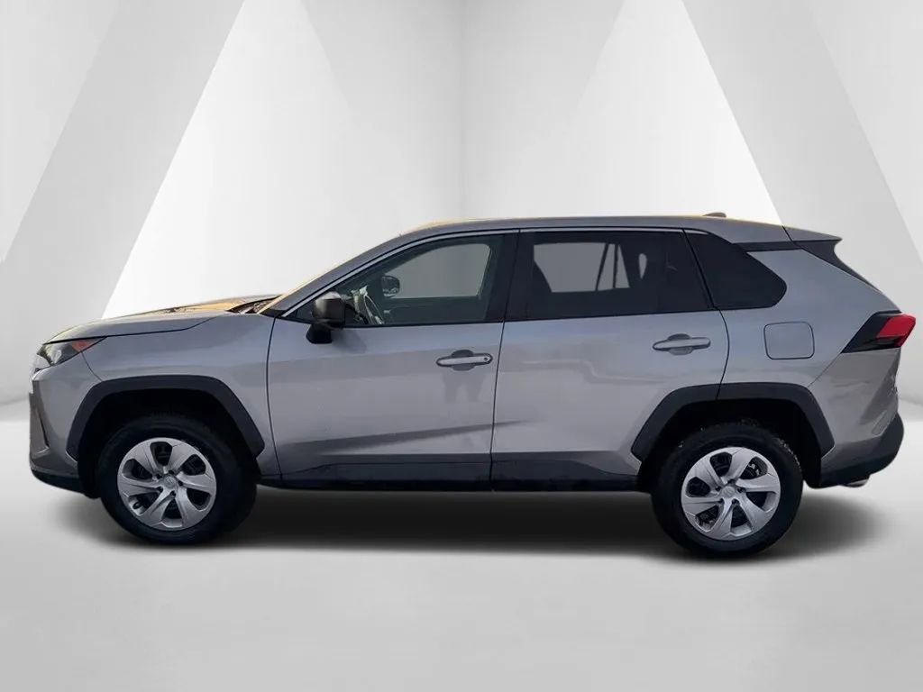 Used 2022 Toyota RAV4 LE image 4