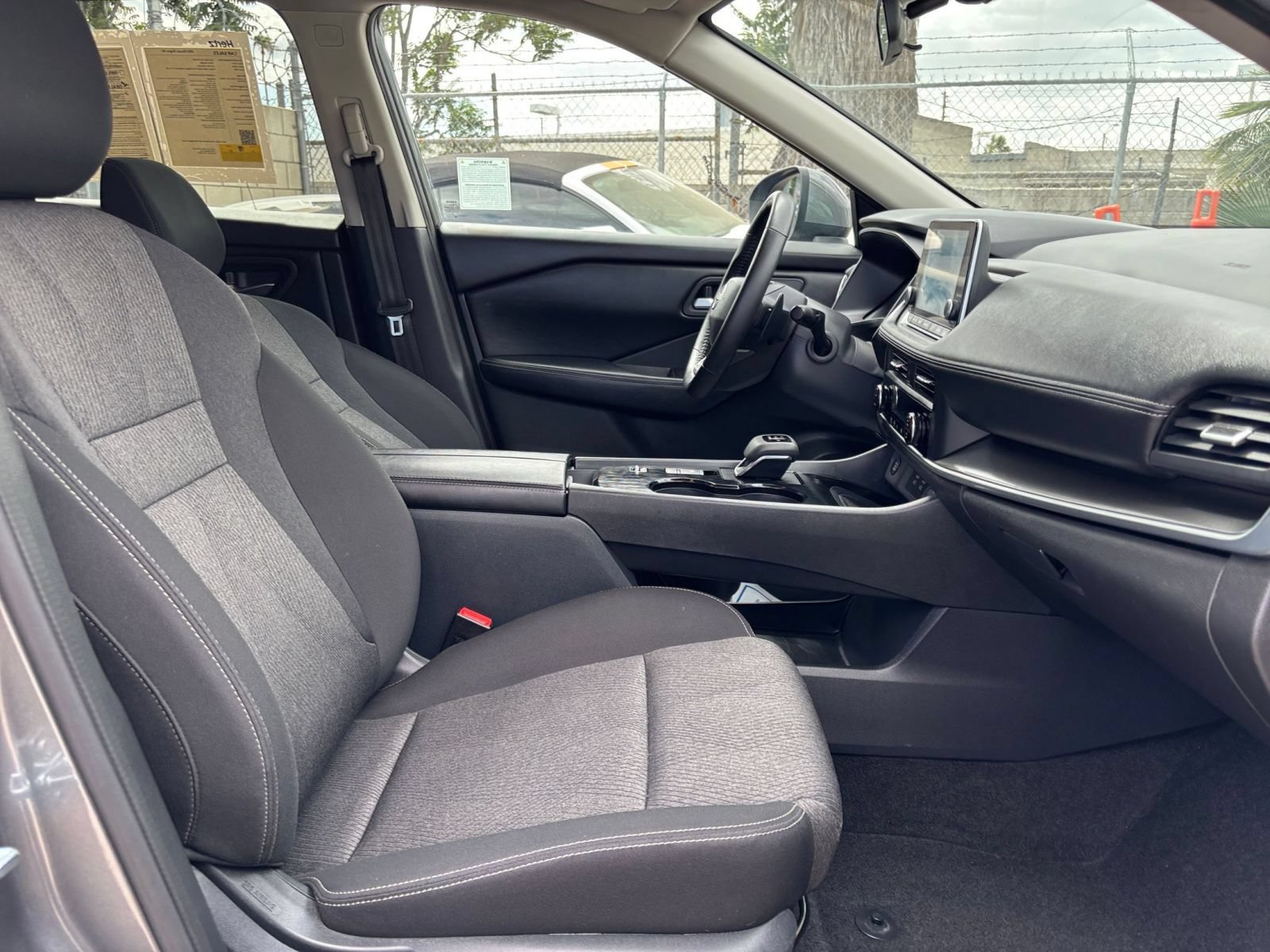 Used 2025 Nissan Rogue SV FWD image 38