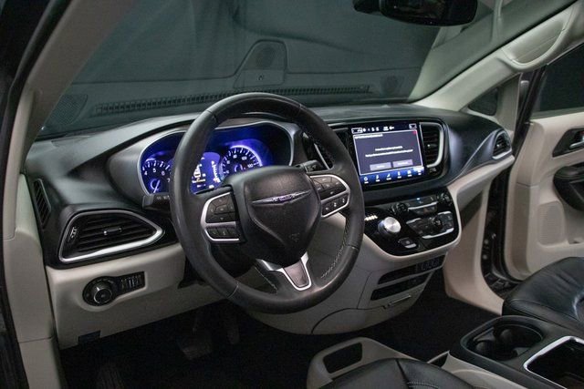 Used 2022 Chrysler Pacifica Touring-L image 25