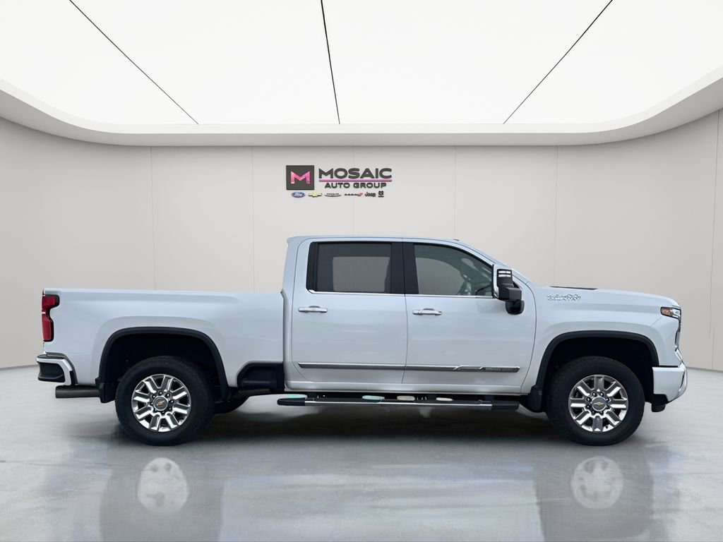 Used 2024 Chevrolet Silverado 3500 High Country w/ High Country Premium Package AWD/4WD image 2