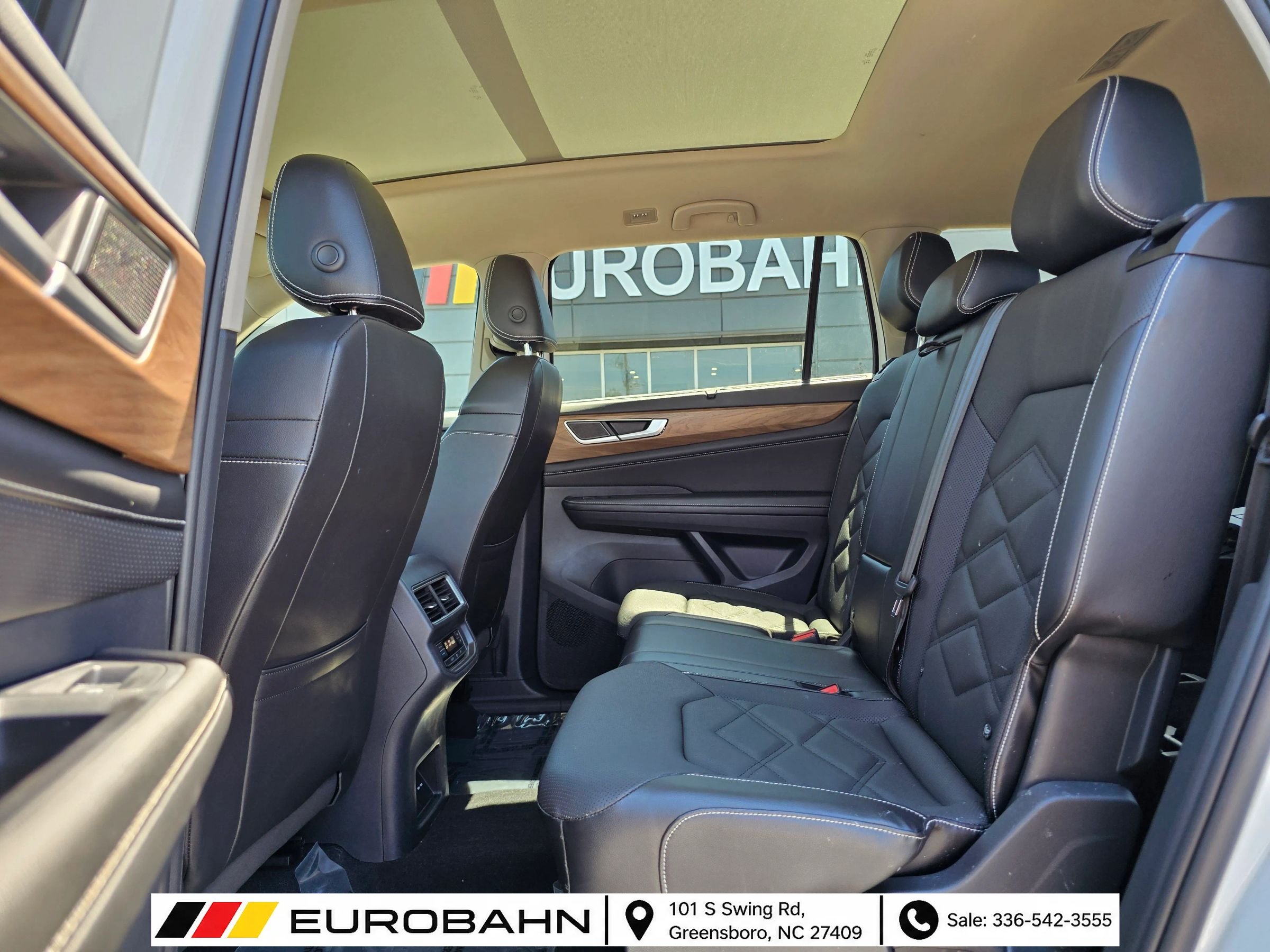 Used 2024 Volkswagen Atlas SE w/ Panoramic Sunroof Package FWD image 14