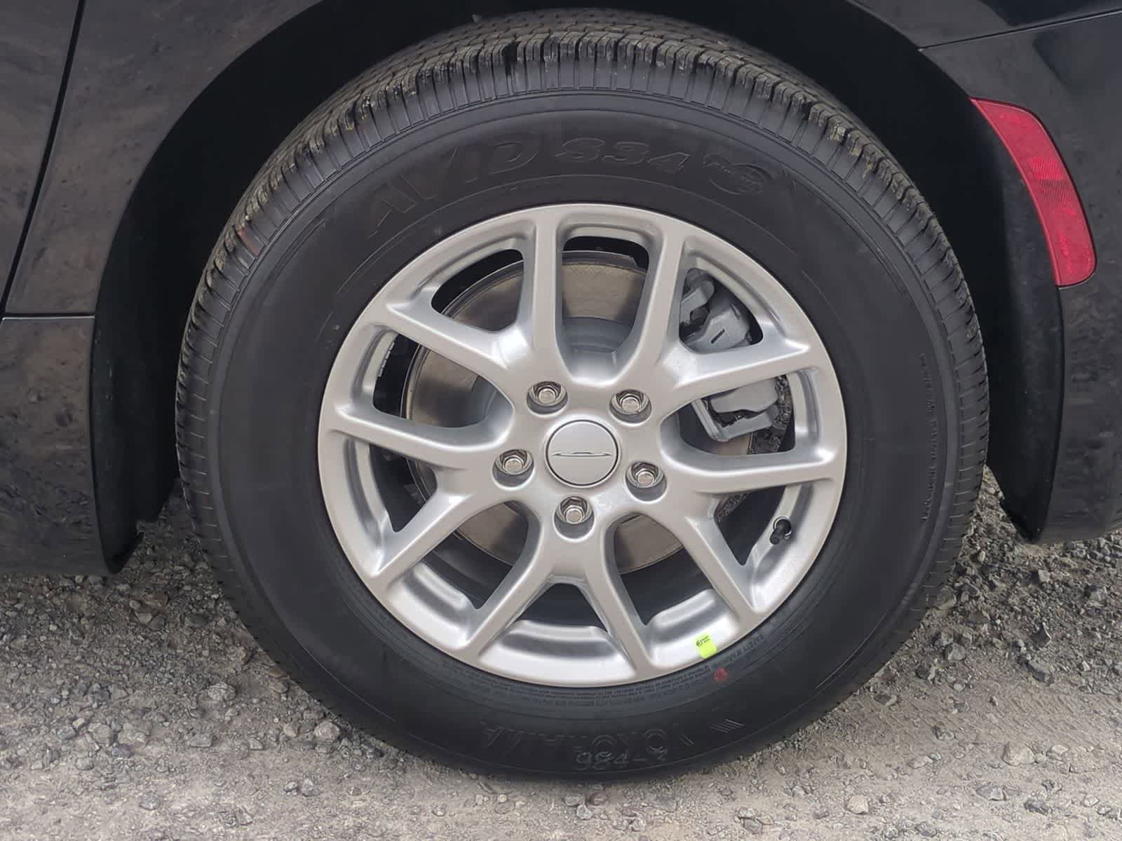 New 2027 Chrysler Pacifica Select FWD image 13