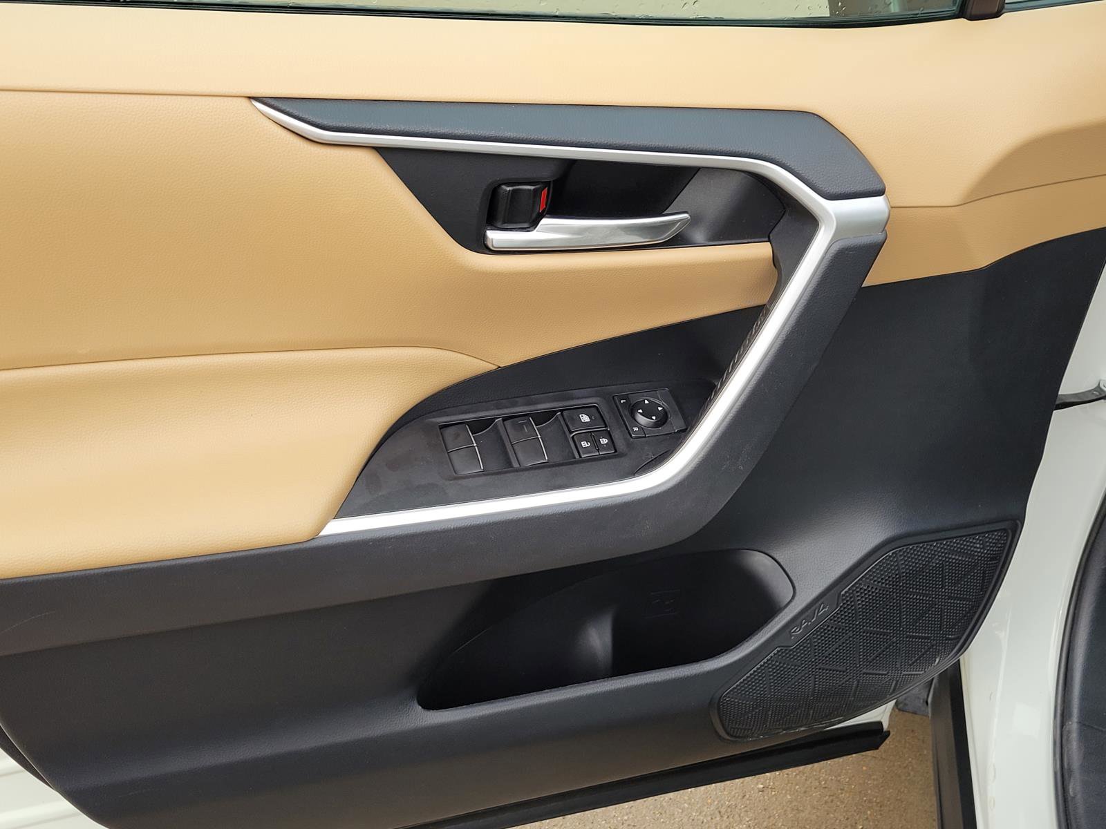 Used 2019 Toyota RAV4 XLE Premium image 4