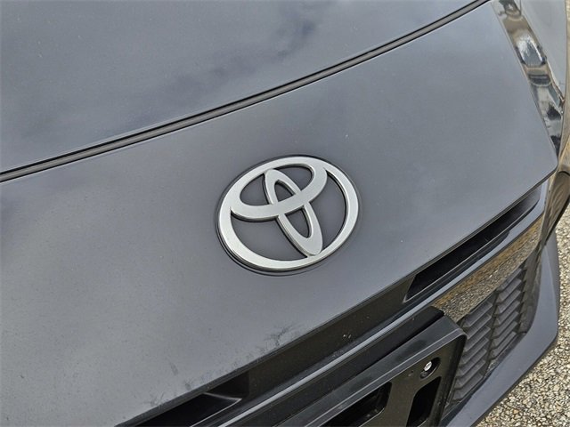 Used 2025 Toyota Camry SE image 3
