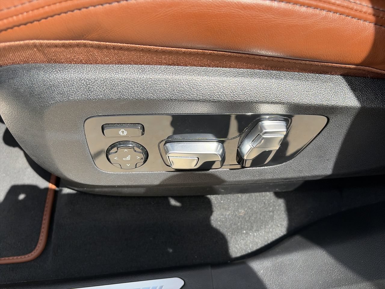 Certified 2025 BMW X7 M60i AWD/4WD image 15