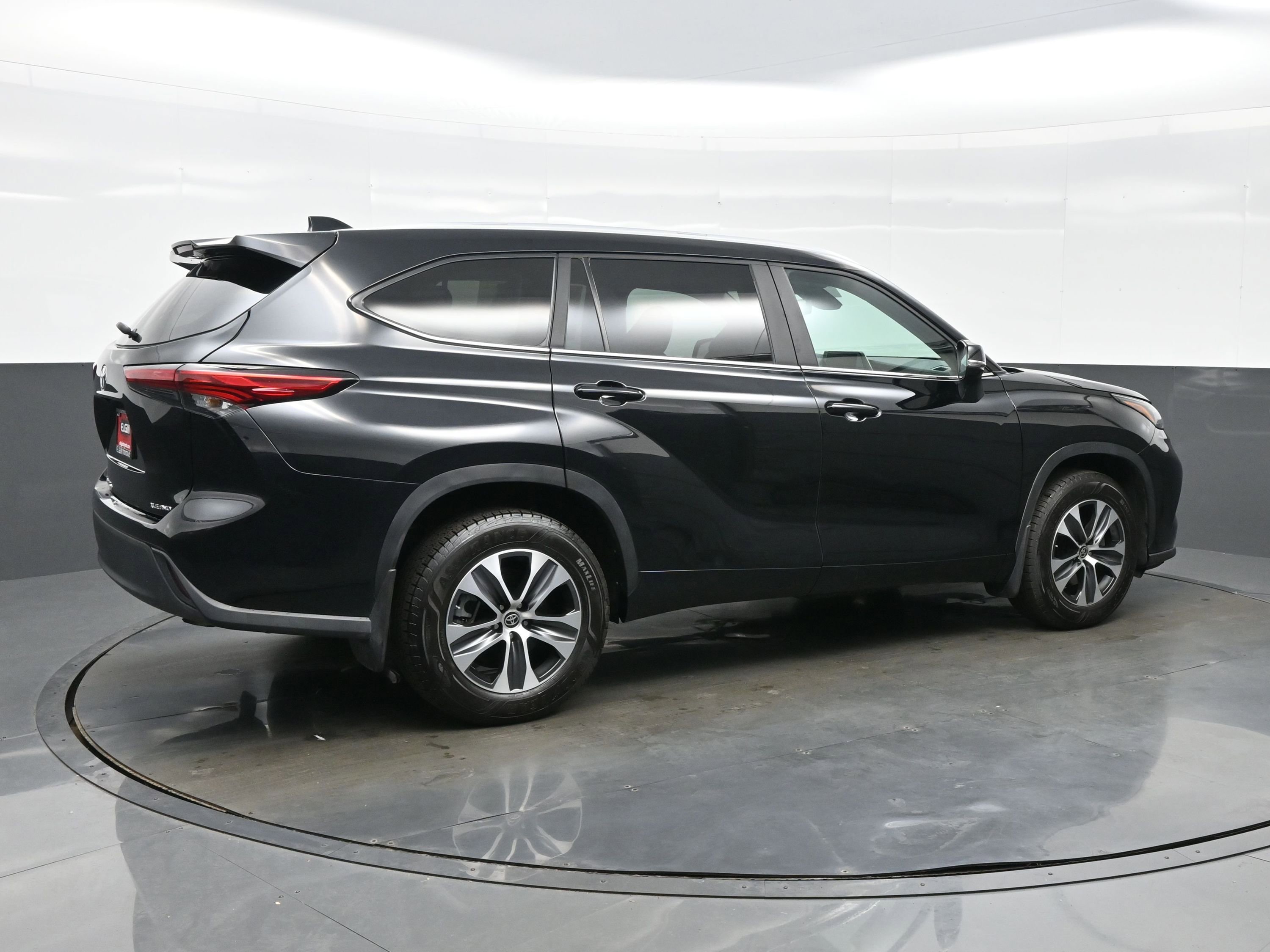 Used 2023 Toyota Highlander XLE AWD/4WD image 6