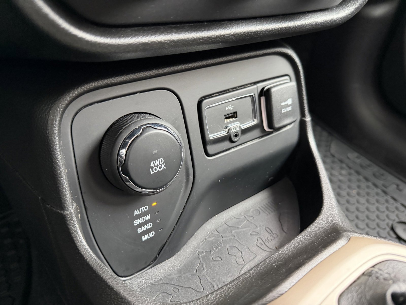 Used 2017 Jeep Renegade Latitude w/ Cold Weather Group image 30