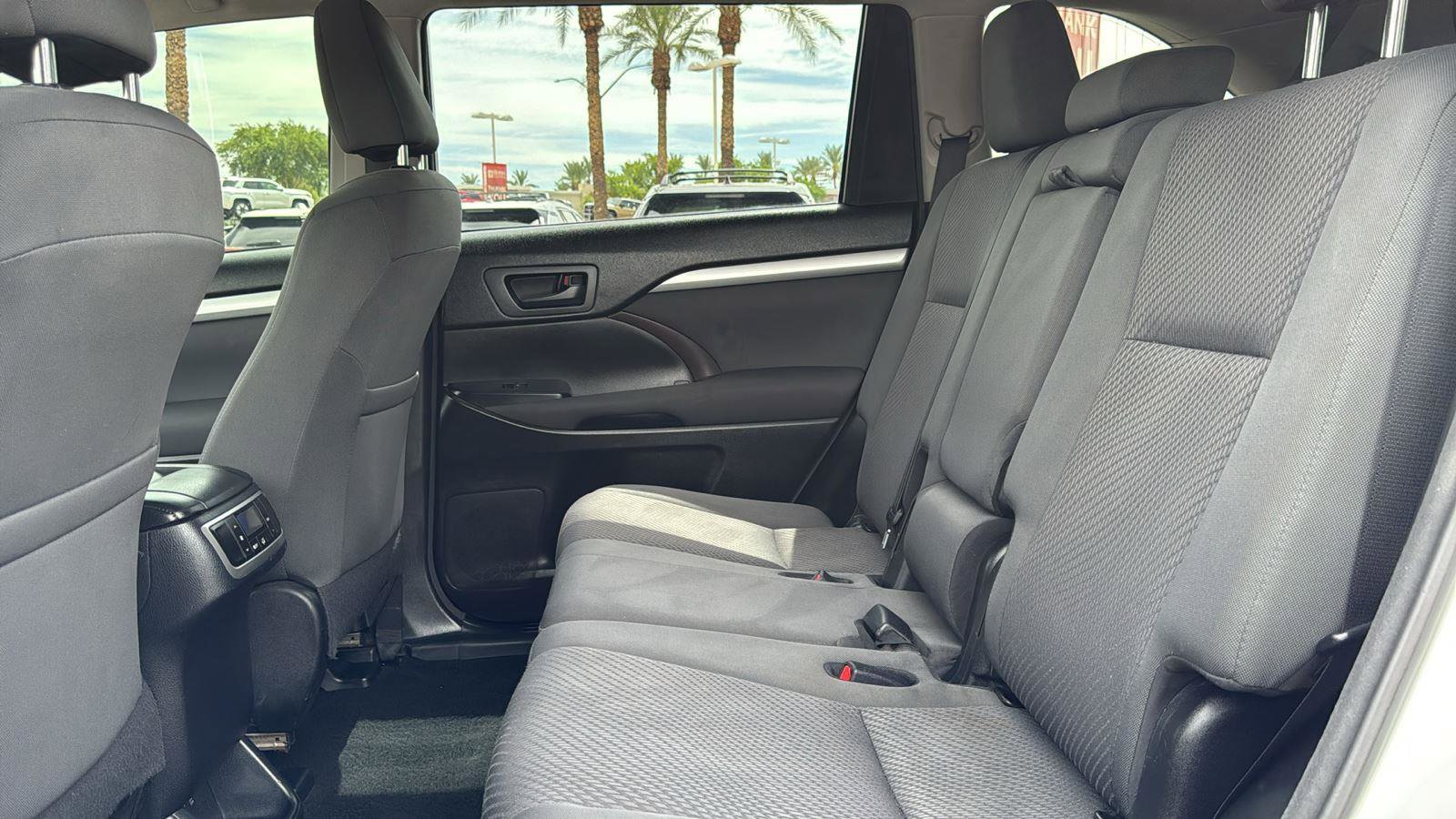 Used 2018 Toyota Highlander LE image 25