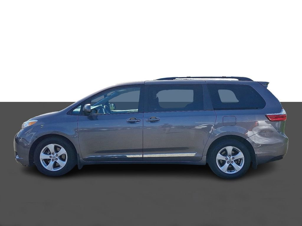 Used 2015 Toyota Sienna LE image 4