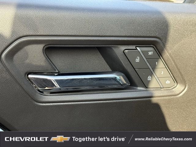 Used 2025 Chevrolet Colorado ZR2 w/ Technology Package AWD/4WD image 31