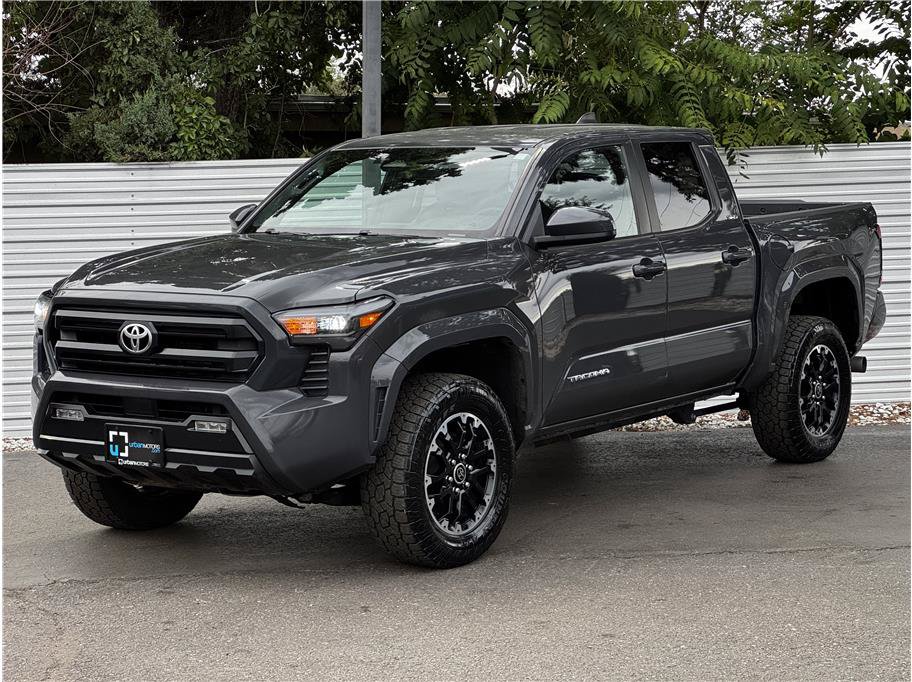 Used 2025 Toyota Tacoma SR5 AWD/4WD image 8