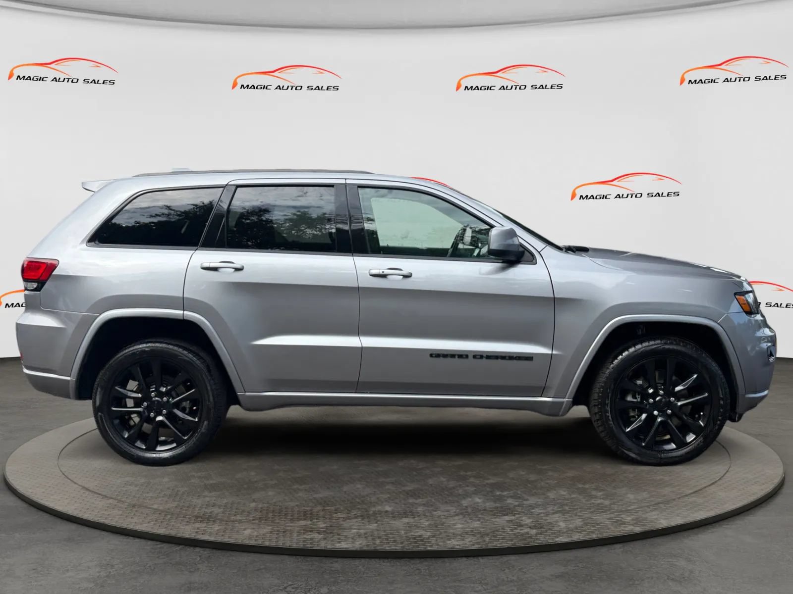 Used 2021 Jeep Grand Cherokee Laredo X AWD/4WD image 6